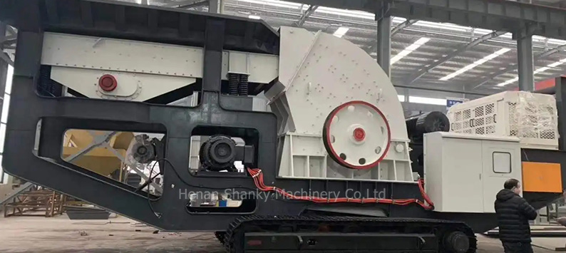 Crawler impact crushing station