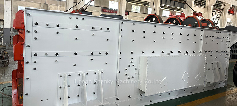 Three-axis horizontal vibrating screen